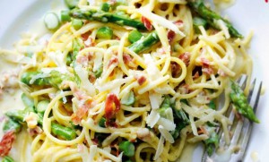 Spa­ghet­ti car­bo­na­ra met groe­ne as­per­ges
